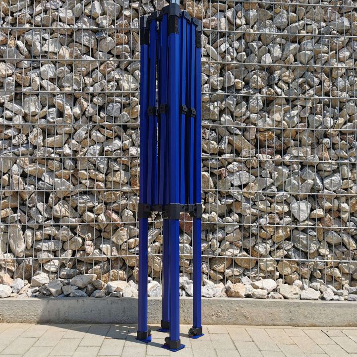 Sammansatt stålram för ett 2x2m hopfällbart tält – platsbesparing och enkel hantering för marknadsförsäljare.