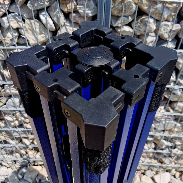 Utsikt ovanifrån på saxmekanismen av det utfällbara tältet – detalj av snabb montering för försäljningsstånd.