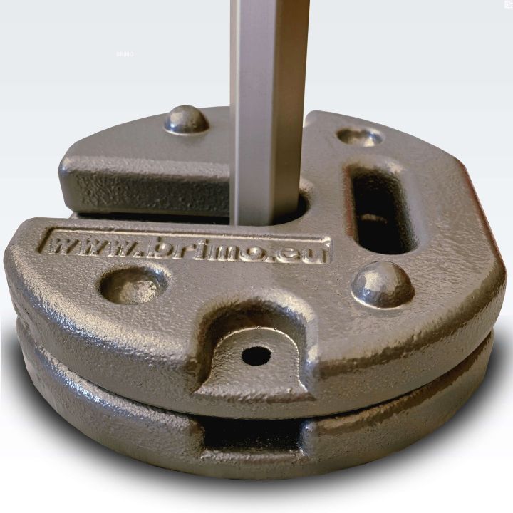 Två stapelbara stålvikter monterade på benet av en sax-tält (närbild)